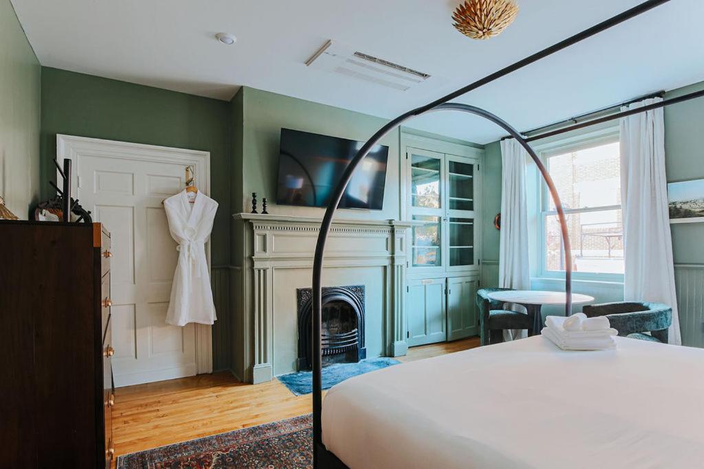Barristers Row Hotel Staunton Room photo